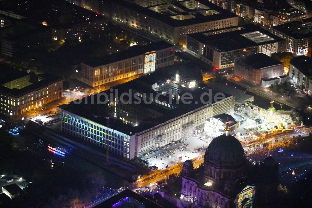Berlin bei Nacht von oben - Nachtluftbild Umgestaltung des Schlossplatz durch die Baustelle zum Neubau des Humboldt - Forums in Berlin - Mitte