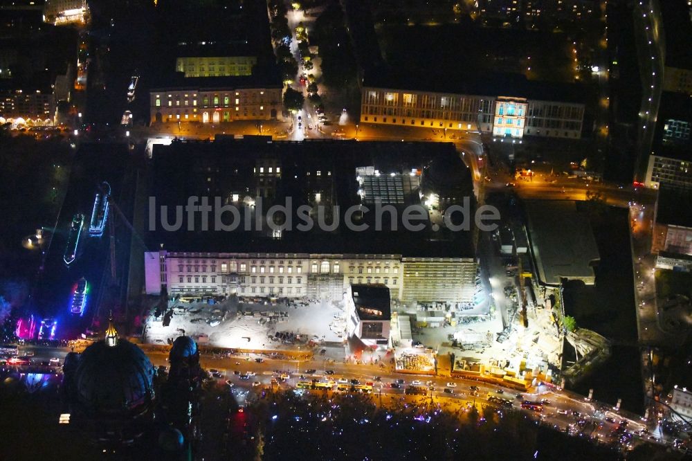 Nacht-Luftaufnahme Berlin - Nachtluftbild Umgestaltung des Schlossplatz durch die Baustelle zum Neubau des Humboldt - Forums in Berlin - Mitte