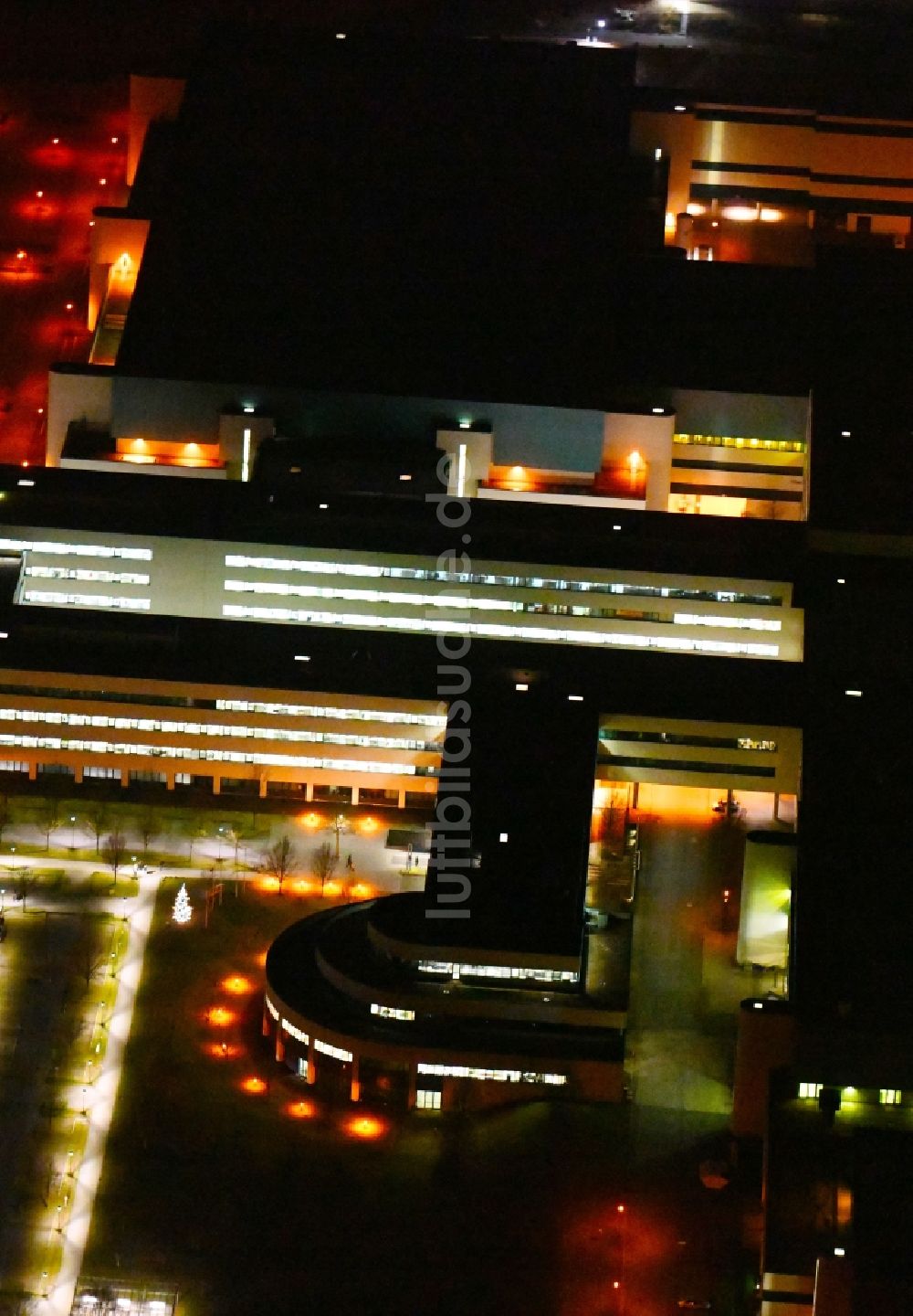 Dresden bei Nacht von oben - Nachtluftbild Unternehmen- Verwaltungsgebäude GLOBALFOUNDRIES an der Wilschdorfer Landstraße in Dresden im Bundesland Sachsen, Deutschland