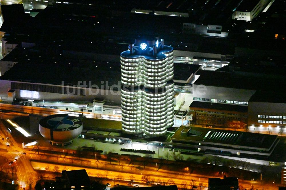 Nachtluftbild München - Nachtluftbild Unternehmen- Verwaltungsgebäude Vierzylinder der BMW AG in München im Bundesland Bayern, Deutschland