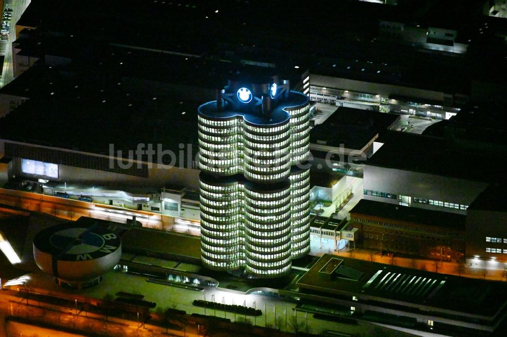 Nacht-Luftaufnahme München - Nachtluftbild Unternehmen- Verwaltungsgebäude Vierzylinder der BMW AG in München im Bundesland Bayern, Deutschland