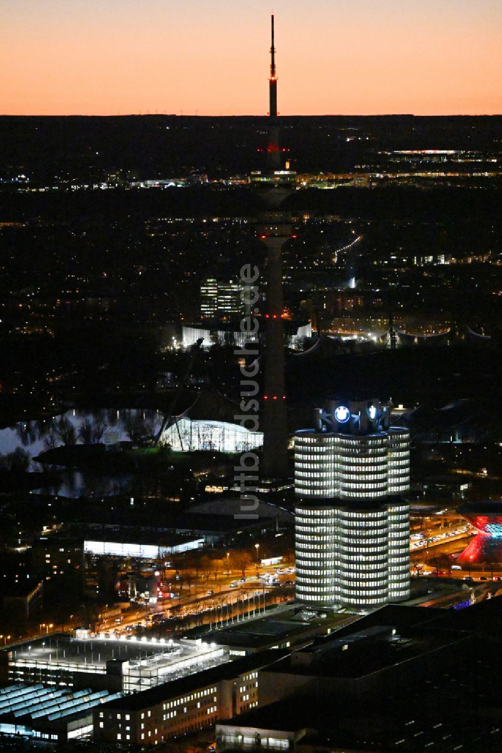 München bei Nacht von oben - Nachtluftbild Unternehmen- Verwaltungsgebäude Vierzylinder der BMW AG in München im Bundesland Bayern, Deutschland