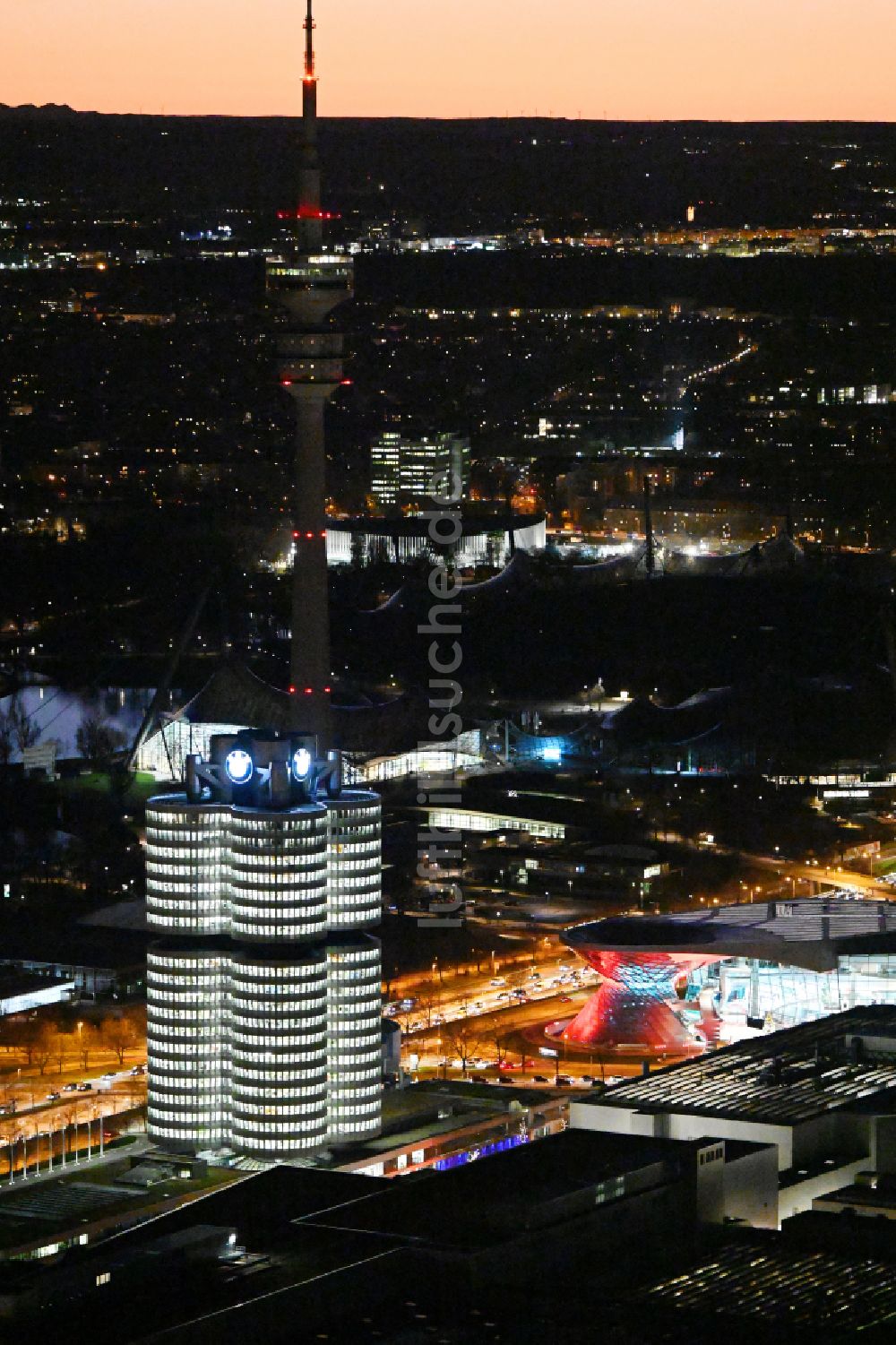 München bei Nacht aus der Vogelperspektive: Nachtluftbild Unternehmen- Verwaltungsgebäude Vierzylinder der BMW AG in München im Bundesland Bayern, Deutschland