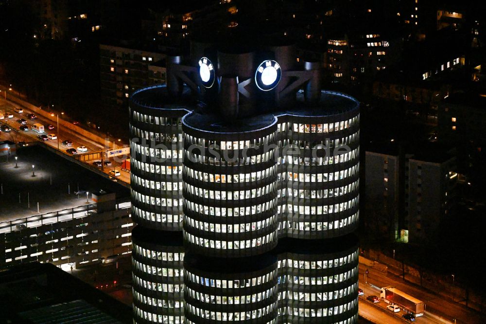 Nacht-Luftaufnahme München - Nachtluftbild Unternehmen- Verwaltungsgebäude Vierzylinder der BMW AG in München im Bundesland Bayern, Deutschland