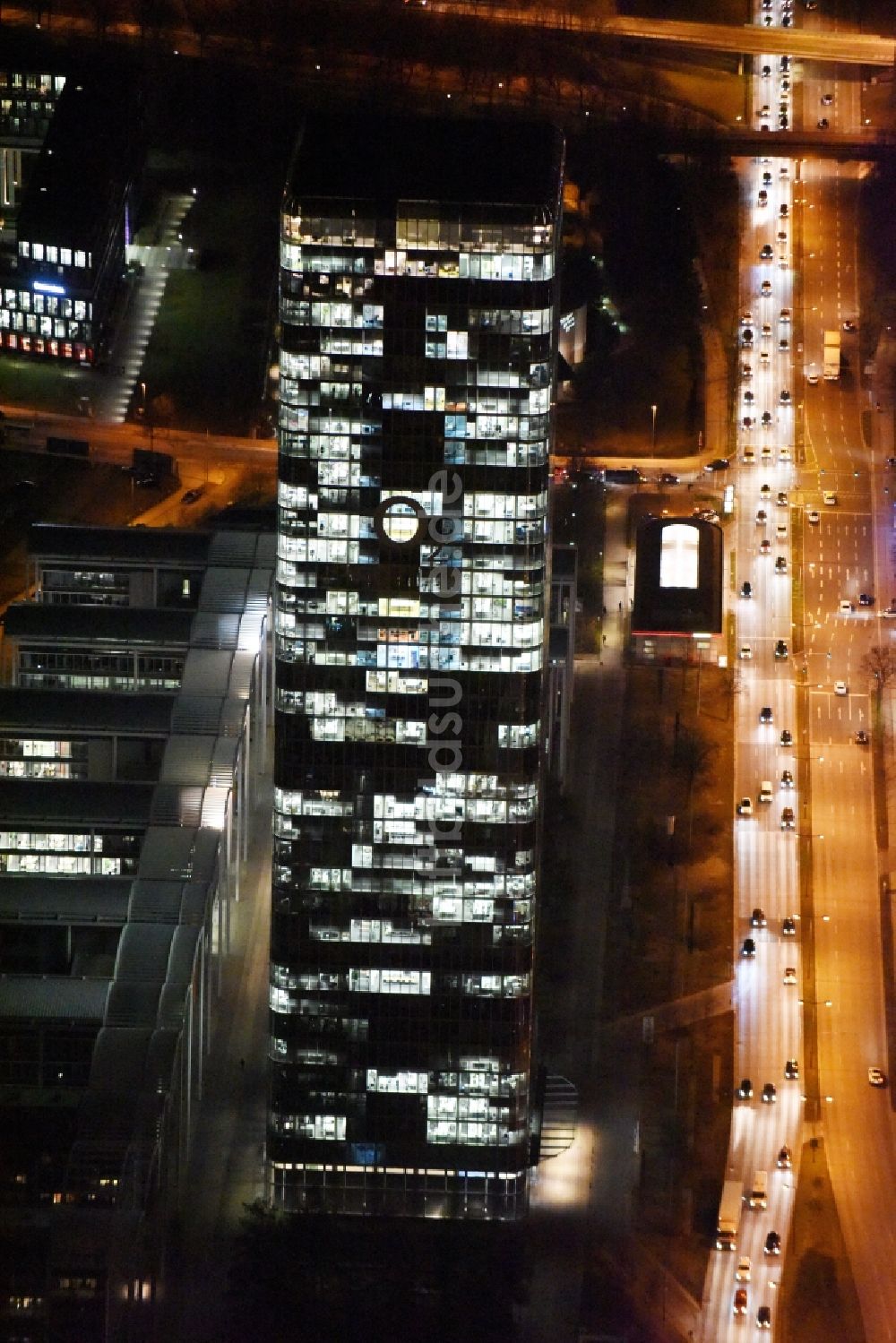 Nacht-Luftaufnahme München - Nachtluftbild Uptown O2 - Hochhaus am Georg-Brauchle-Ring im Stadtteil Moosach in München im Bundesland Bayern
