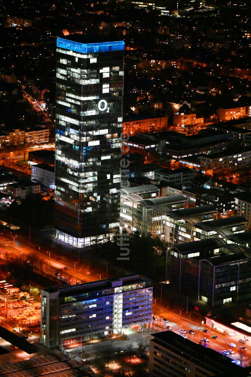 München bei Nacht aus der Vogelperspektive: Nachtluftbild Uptown O2 - Hochhaus am Georg-Brauchle-Ring im Stadtteil Moosach in München im Bundesland Bayern
