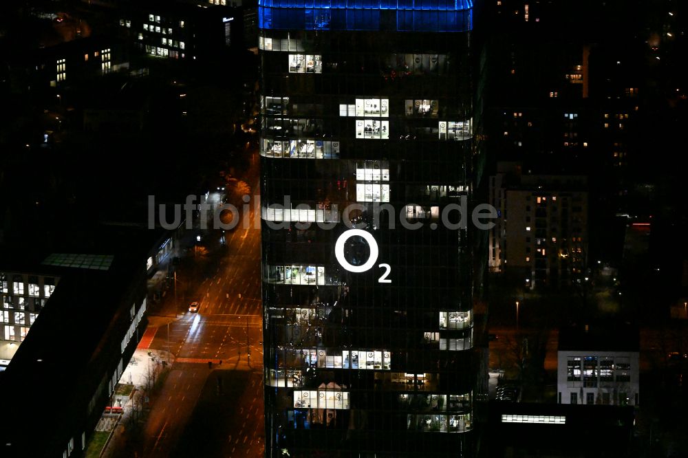 Nacht-Luftaufnahme München - Nachtluftbild Uptown O2 - Hochhaus am Georg-Brauchle-Ring im Stadtteil Moosach in München im Bundesland Bayern