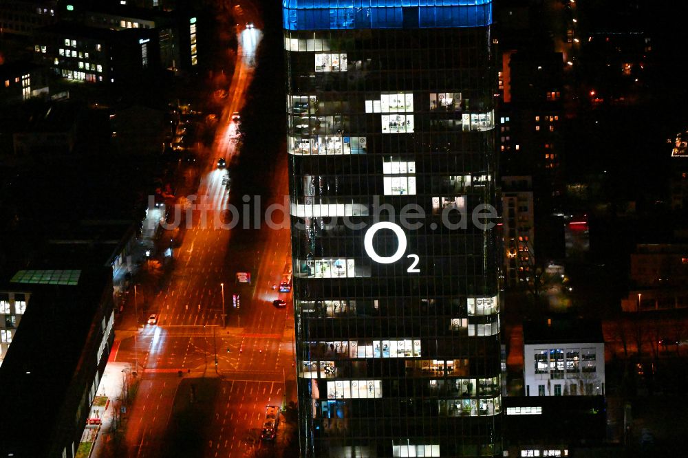 München bei Nacht aus der Vogelperspektive: Nachtluftbild Uptown O2 - Hochhaus am Georg-Brauchle-Ring im Stadtteil Moosach in München im Bundesland Bayern