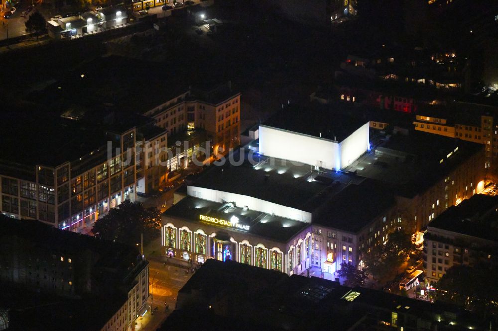 Nachtluftbild Berlin - Nachtluftbild Veranstaltungshalle Friedrichstadt-Palast in Berlin, Deutschland