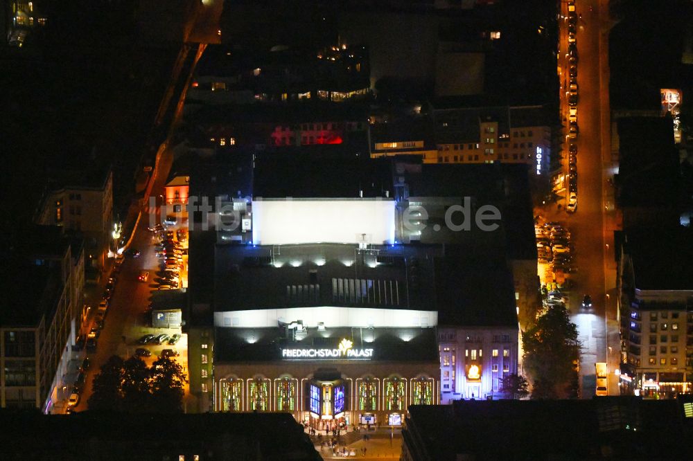 Berlin bei Nacht aus der Vogelperspektive: Nachtluftbild Veranstaltungshalle Friedrichstadt-Palast in Berlin, Deutschland