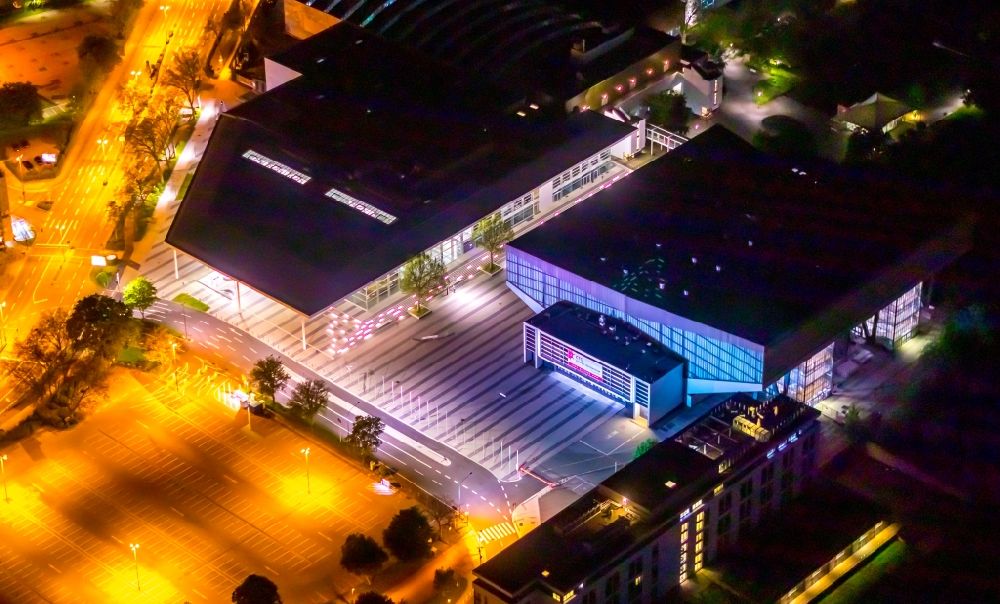 Nacht-Luftaufnahme Essen - Nachtluftbild Veranstaltungshalle Grugahalle im Ortsteil Rüttenscheid in Essen im Bundesland Nordrhein-Westfalen, Deutschland