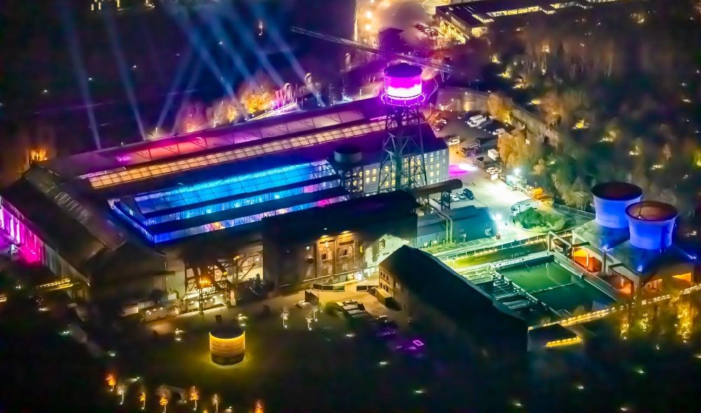 Bochum bei Nacht von oben - Nachtluftbild Veranstaltungshalle der Jahrhunderthalle Bochum zur 1Live Krone Veranstaltung in Bochum im Bundesland Nordrhein-Westfalen