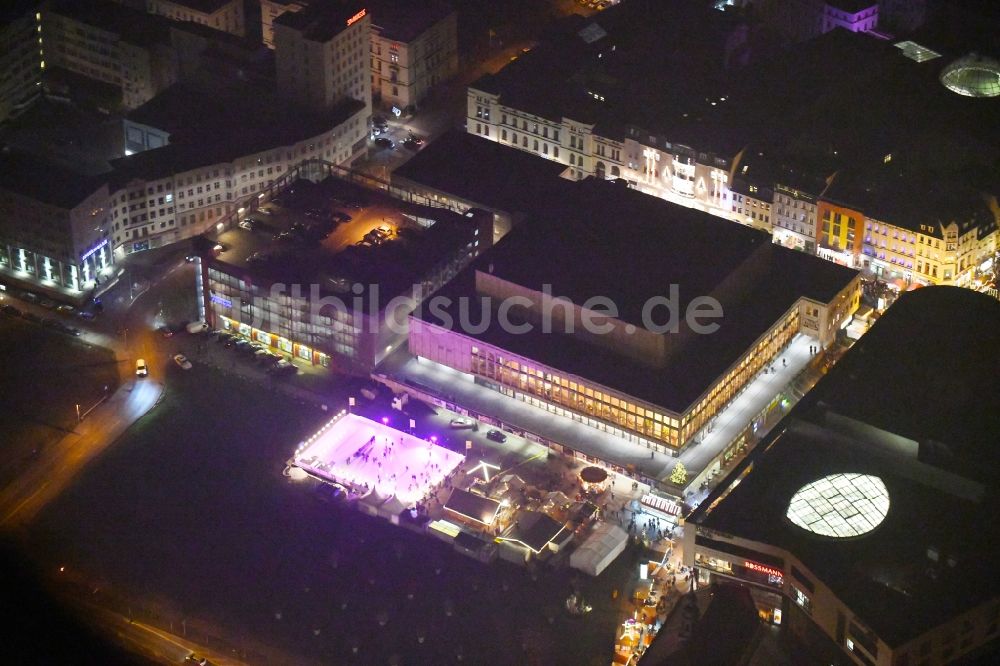 Gera bei Nacht von oben - Nachtluftbild Veranstaltungshalle Kultur- und Kongresszentrum in Gera im Bundesland Thüringen, Deutschland
