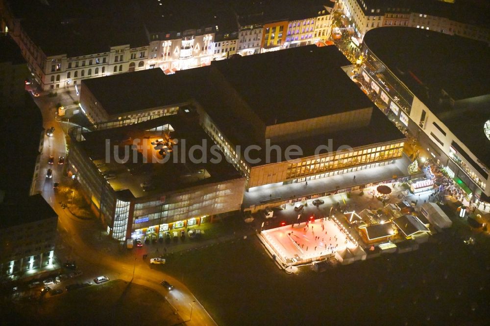 Nachtluftbild Gera - Nachtluftbild Veranstaltungshalle Kultur- und Kongresszentrum in Gera im Bundesland Thüringen, Deutschland