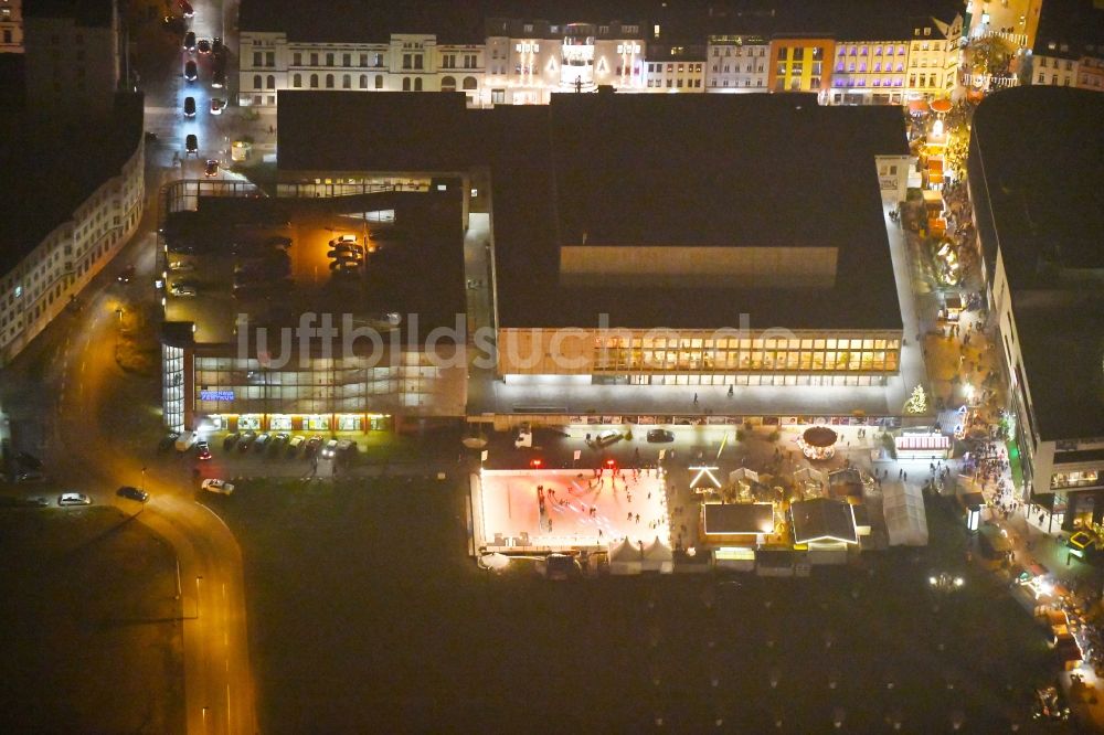 Nacht-Luftaufnahme Gera - Nachtluftbild Veranstaltungshalle Kultur- und Kongresszentrum in Gera im Bundesland Thüringen, Deutschland