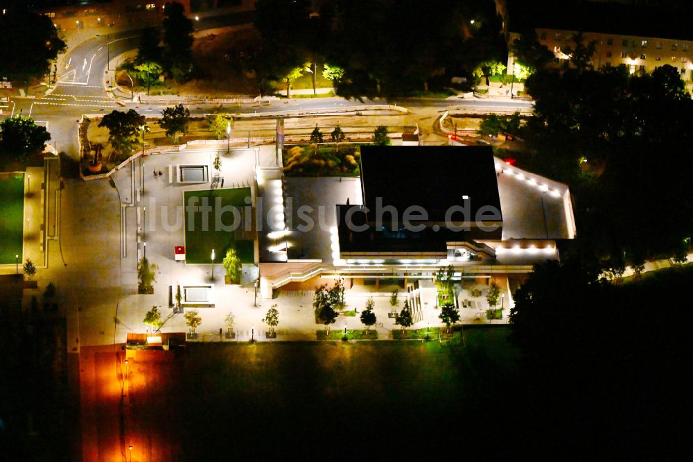 Potsdam bei Nacht aus der Vogelperspektive: Nachtluftbild Veranstaltungshalle DAS MINSK Kunsthaus in Potsdam im Bundesland Brandenburg, Deutschland