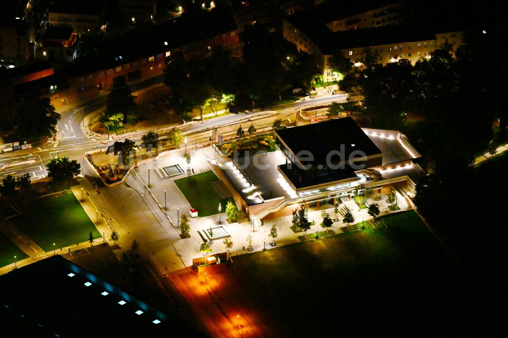 Potsdam bei Nacht aus der Vogelperspektive: Nachtluftbild Veranstaltungshalle DAS MINSK Kunsthaus in Potsdam im Bundesland Brandenburg, Deutschland