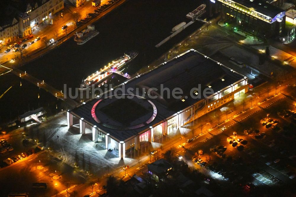 Nacht-Luftaufnahme Lübeck - Nachtluftbild Veranstaltungshalle Musik- und Kongresshalle und Theaterschiff in Lübeck im Bundesland Schleswig-Holstein