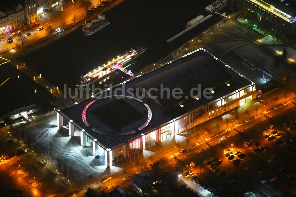 Lübeck bei Nacht von oben - Nachtluftbild Veranstaltungshalle Musik- und Kongresshalle und Theaterschiff in Lübeck im Bundesland Schleswig-Holstein