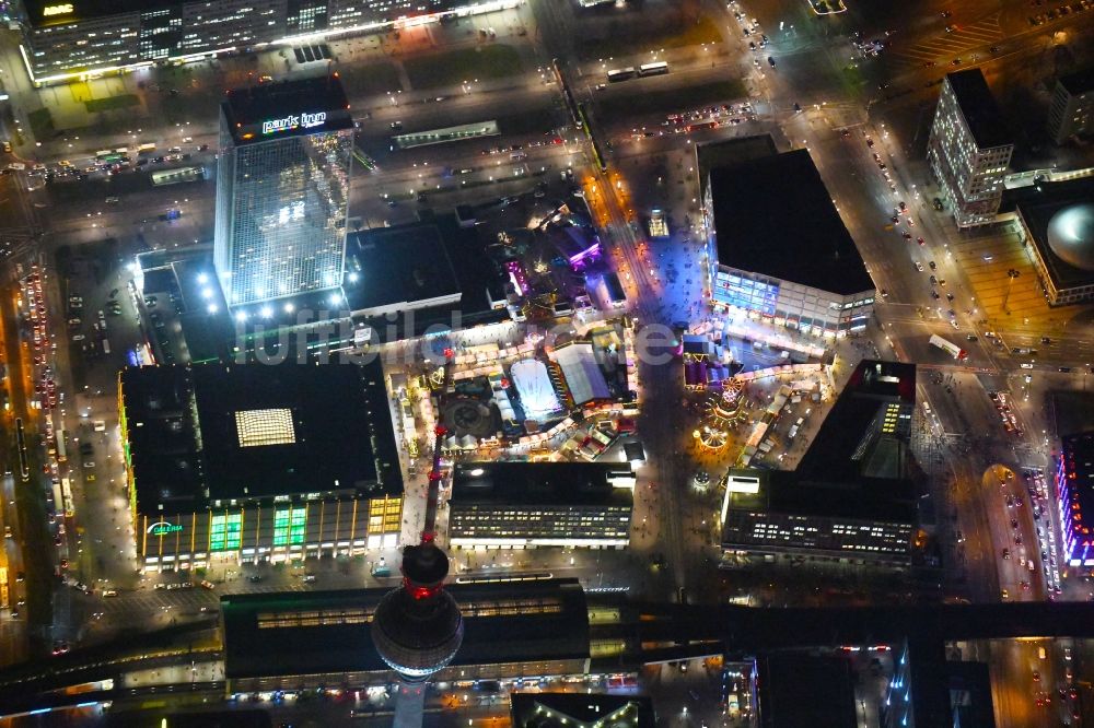 Nachtluftbild Berlin - Nachtluftbild Verkaufs- und Imbißstände und Handelsbuden am Alexanderplatz im Ortsteil Mitte in Berlin, Deutschland