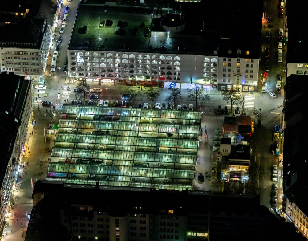 Nachtluftbild Düsseldorf - Nachtluftbild Verkaufs- und Imbißstände und Handelsbuden auf dem Wochenmarkt am Carlsplatz in der Altstadt von Düsseldorf im Bundesland Nordrhein-Westfalen