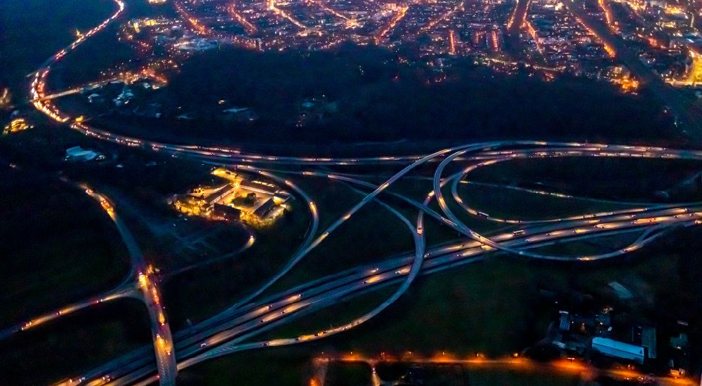 Nacht-Luftaufnahme Duisburg - Nachtluftbild Verkehrsführung am Autobahnkreuz der BAB A40 zur A3 in Duisburg im Bundesland Nordrhein-Westfalen, Deutschland