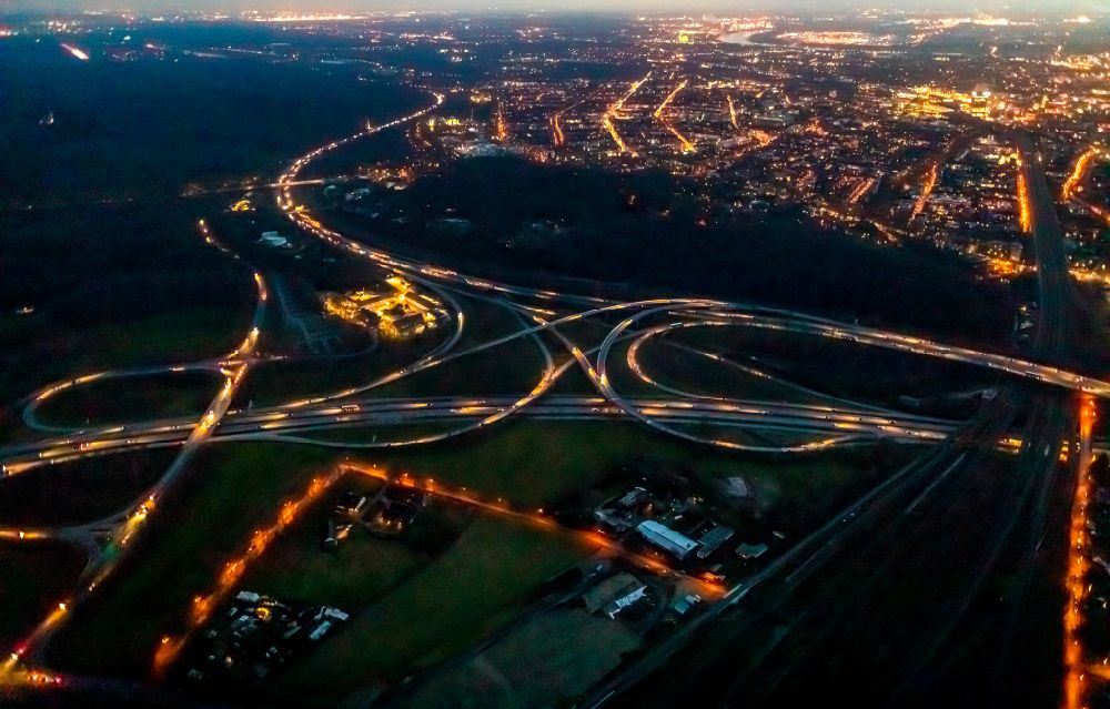 Duisburg bei Nacht von oben - Nachtluftbild Verkehrsführung am Autobahnkreuz der BAB A40 zur A3 in Duisburg im Bundesland Nordrhein-Westfalen, Deutschland