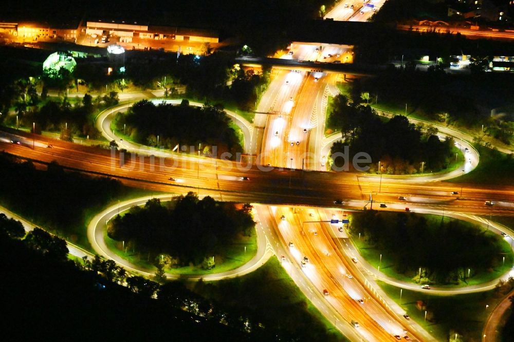 Berlin bei Nacht von oben - Nachtluftbild Verkehrsführung am Autobahnkreuz der BAB A100 zur A103 Kreuz Schöneberg in Berlin, Deutschland