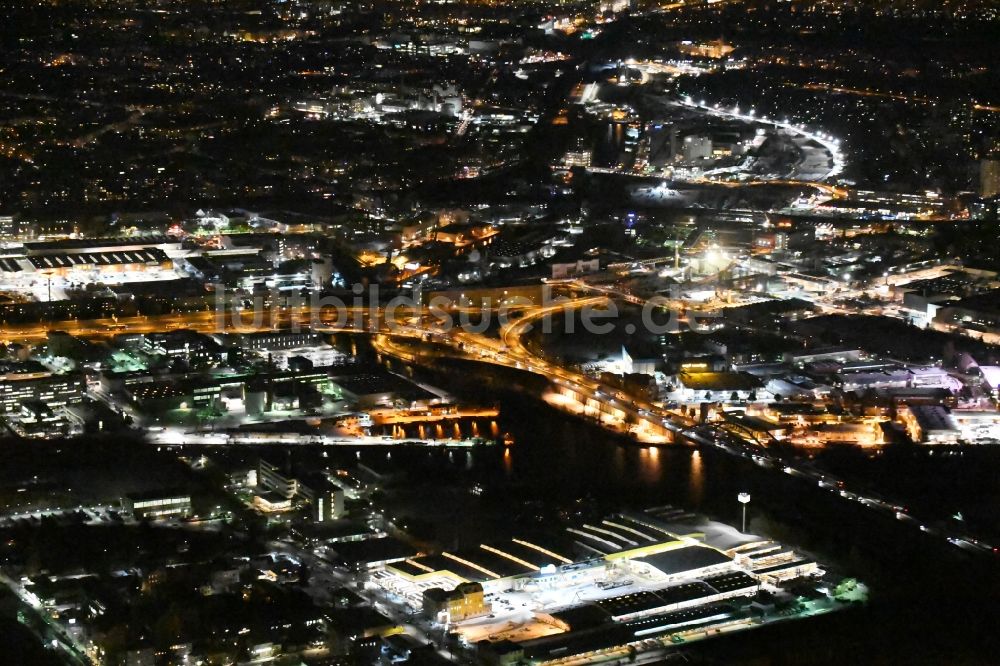 Nacht-Luftaufnahme Berlin - Nachtluftbild Verlauf der Bundesautobahnen A100 und A113 im Bereich der Abfahrt Grenzalle im Ortsteil Neukölln in Berlin