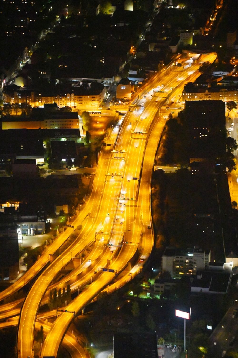 Berlin bei Nacht aus der Vogelperspektive: Nachtluftbild Verlauf der Bundesautobahnen A100 und A113 im Bereich der Abfahrt Grenzalle im Ortsteil Neukölln in Berlin