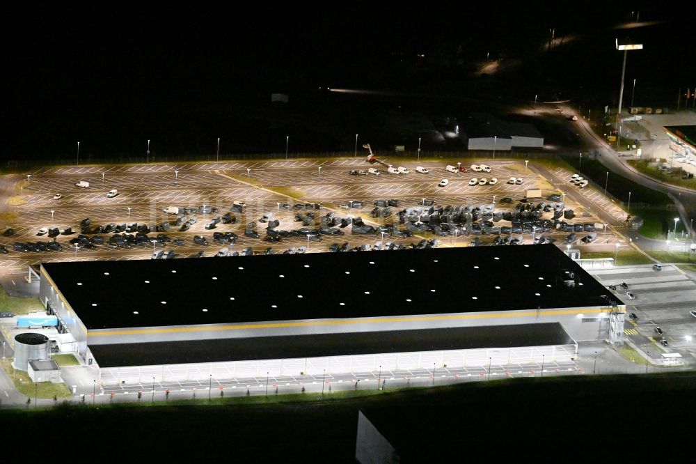 Nacht-Luftaufnahme Bad Oldesloe - Nachtluftbild Verteilzentrum auf dem Gelände eines Amazon Logistikzentrums im Gewerbegebiet Teichkoppel in Bad Oldesloe im Bundesland Schleswig-Holstein, Deutschland
