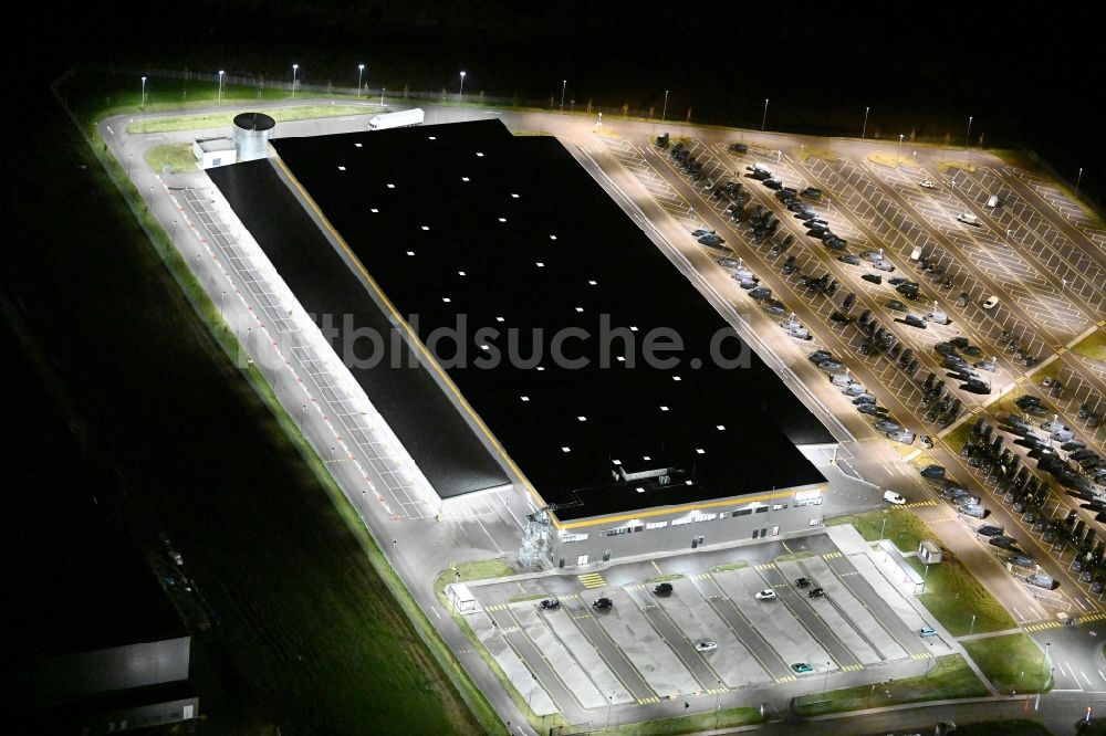 Nachtluftbild Bad Oldesloe - Nachtluftbild Verteilzentrum auf dem Gelände eines Amazon Logistikzentrums im Gewerbegebiet Teichkoppel in Bad Oldesloe im Bundesland Schleswig-Holstein, Deutschland