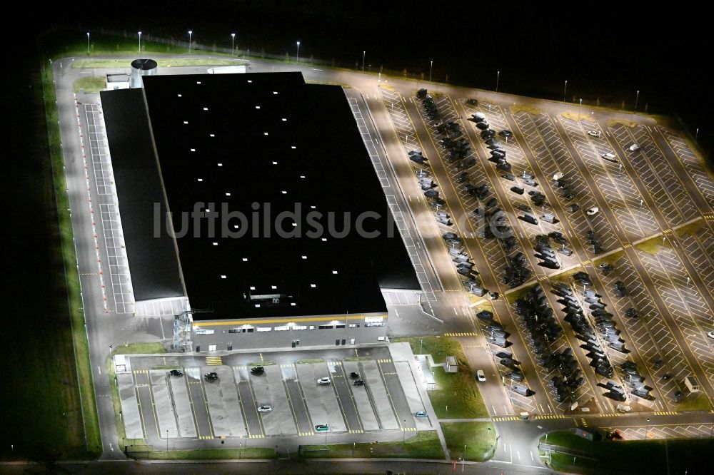 Nacht-Luftaufnahme Bad Oldesloe - Nachtluftbild Verteilzentrum auf dem Gelände eines Amazon Logistikzentrums im Gewerbegebiet Teichkoppel in Bad Oldesloe im Bundesland Schleswig-Holstein, Deutschland
