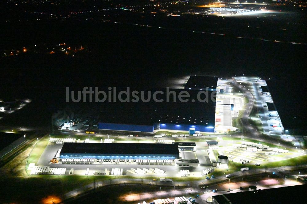 Nacht-Luftaufnahme Kabelsketal - Nachtluftbild Verteilzentrum auf dem Gelände Hermes Logistik Grosskugel in Kabelsketal im Bundesland Sachsen-Anhalt, Deutschland