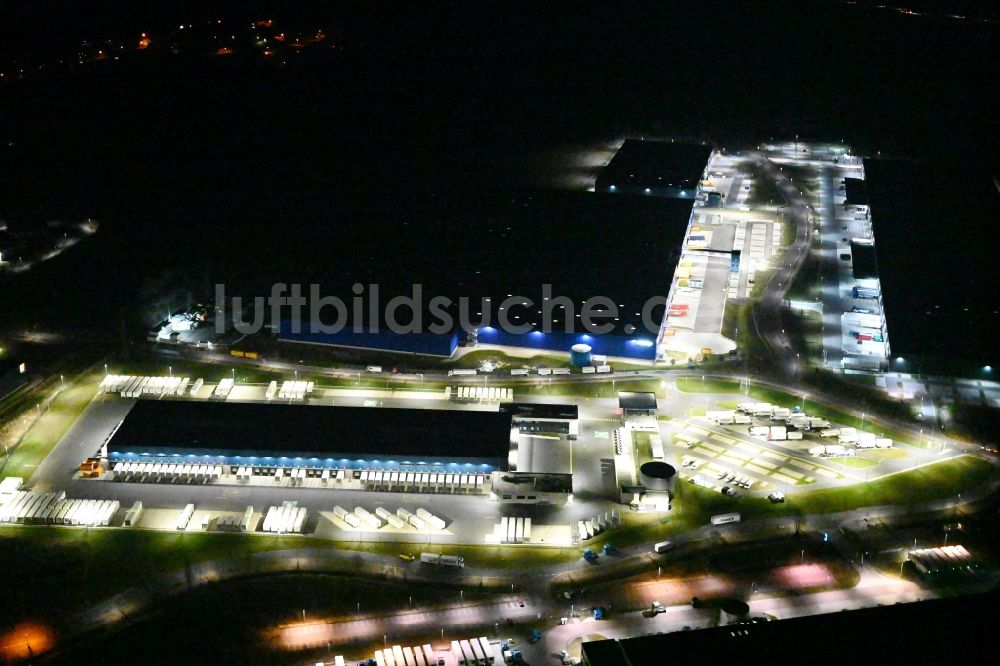 Nacht-Luftaufnahme Kabelsketal - Nachtluftbild Verteilzentrum auf dem Gelände Hermes Logistik Grosskugel in Kabelsketal im Bundesland Sachsen-Anhalt, Deutschland
