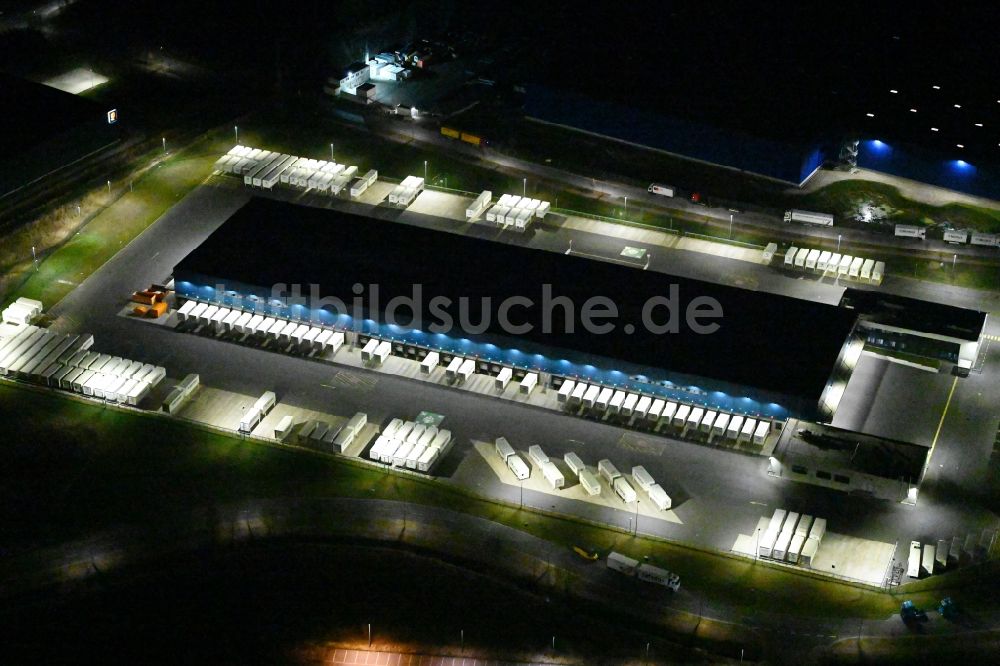 Kabelsketal bei Nacht von oben - Nachtluftbild Verteilzentrum auf dem Gelände Hermes Logistik Grosskugel in Kabelsketal im Bundesland Sachsen-Anhalt, Deutschland