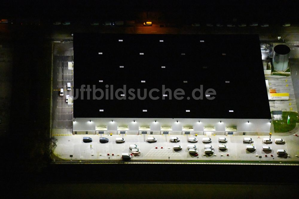 Hamburg bei Nacht von oben - Nachtluftbild Verteilzentrum auf dem Gelände an der Peutestraße im Ortsteil Veddel in Hamburg, Deutschland