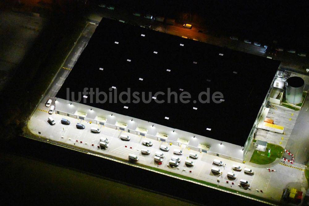 Nachtluftbild Hamburg - Nachtluftbild Verteilzentrum auf dem Gelände an der Peutestraße im Ortsteil Veddel in Hamburg, Deutschland
