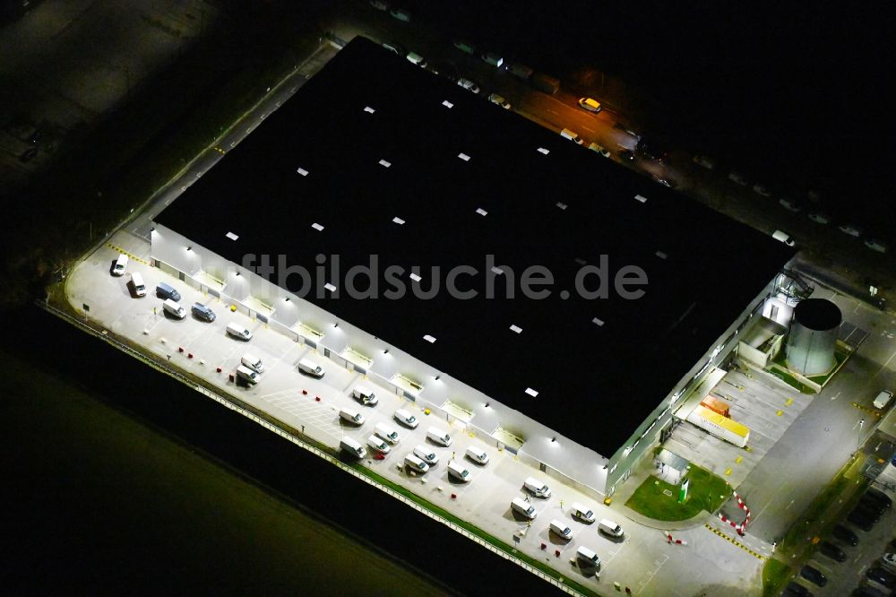 Nacht-Luftaufnahme Hamburg - Nachtluftbild Verteilzentrum auf dem Gelände an der Peutestraße im Ortsteil Veddel in Hamburg, Deutschland