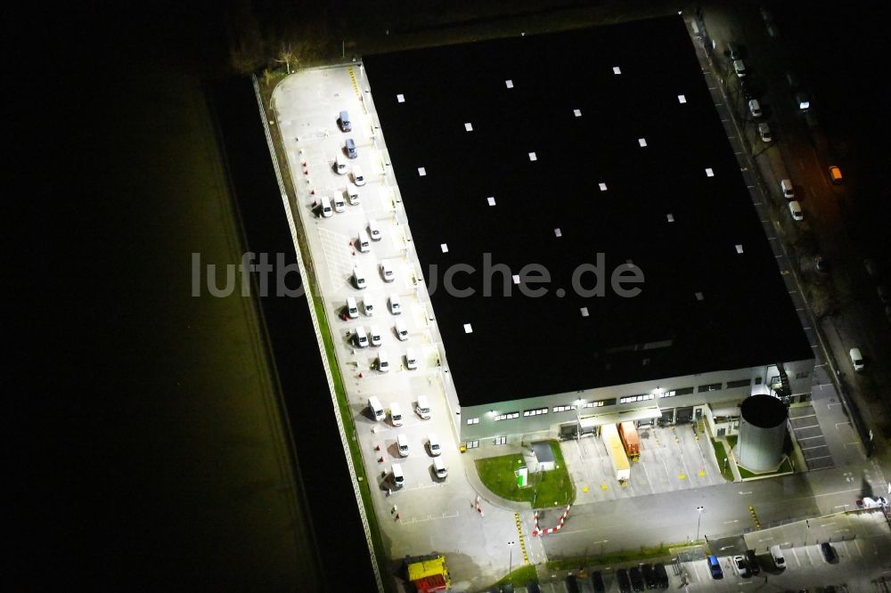 Hamburg bei Nacht aus der Vogelperspektive: Nachtluftbild Verteilzentrum auf dem Gelände an der Peutestraße im Ortsteil Veddel in Hamburg, Deutschland