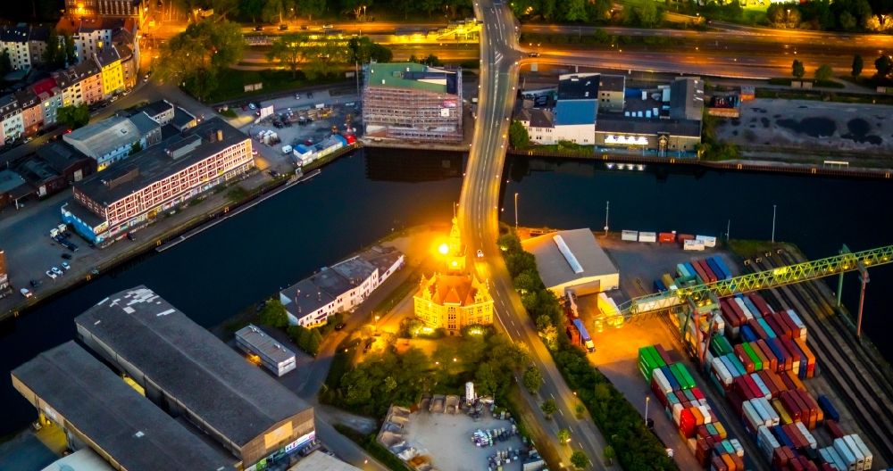 Nachtluftbild Dortmund - Nachtluftbild Verwaltungsgebäude Altes Hafenamt im Ortsteil Hafen in Dortmund im Bundesland Nordrhein-Westfalen, Deutschland