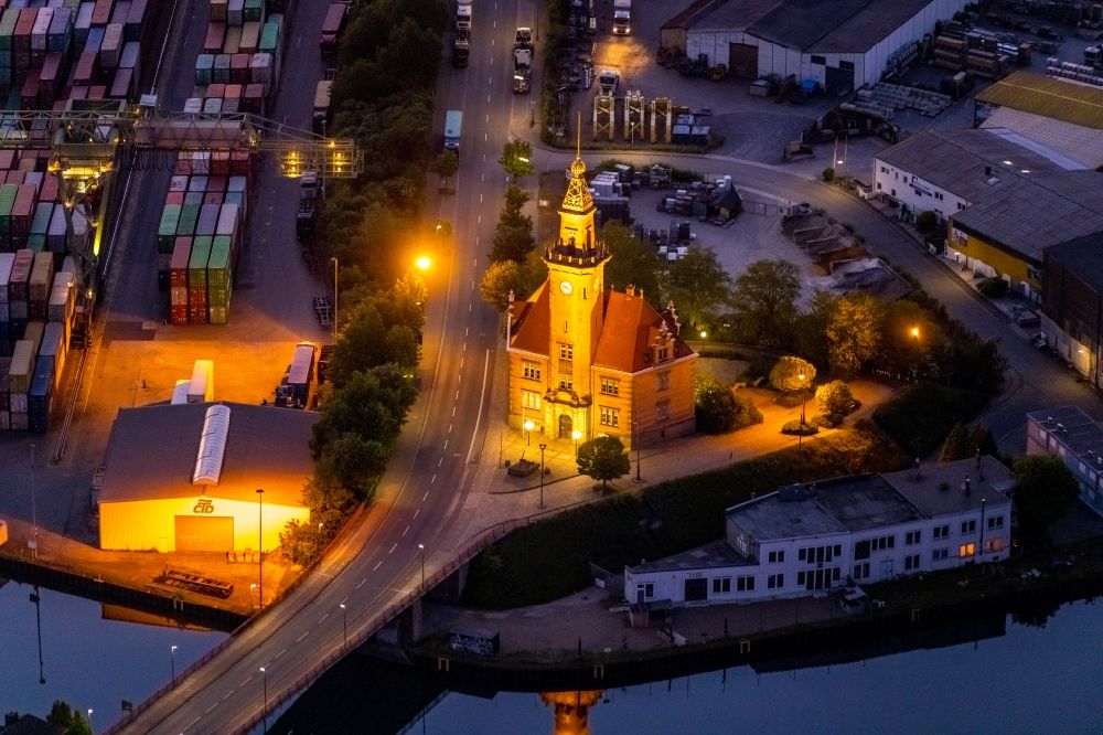 Nacht-Luftaufnahme Dortmund - Nachtluftbild Verwaltungsgebäude Altes Hafenamt im Ortsteil Hafen in Dortmund im Bundesland Nordrhein-Westfalen, Deutschland