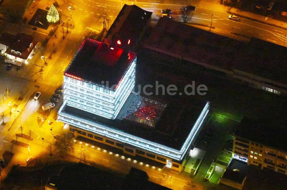 Nachtluftbild Kulmbach - Nachtluftbild Verwaltungsgebäude des Finanzdienstleistungs- Unternehmens der Sparkasse Kulmbach-Kronach in Kulmbach im Bundesland Bayern, Deutschland
