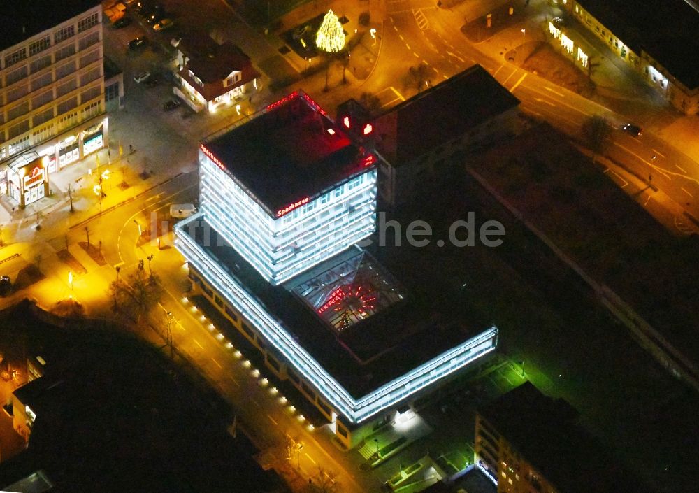 Nacht-Luftaufnahme Kulmbach - Nachtluftbild Verwaltungsgebäude des Finanzdienstleistungs- Unternehmens der Sparkasse Kulmbach-Kronach in Kulmbach im Bundesland Bayern, Deutschland