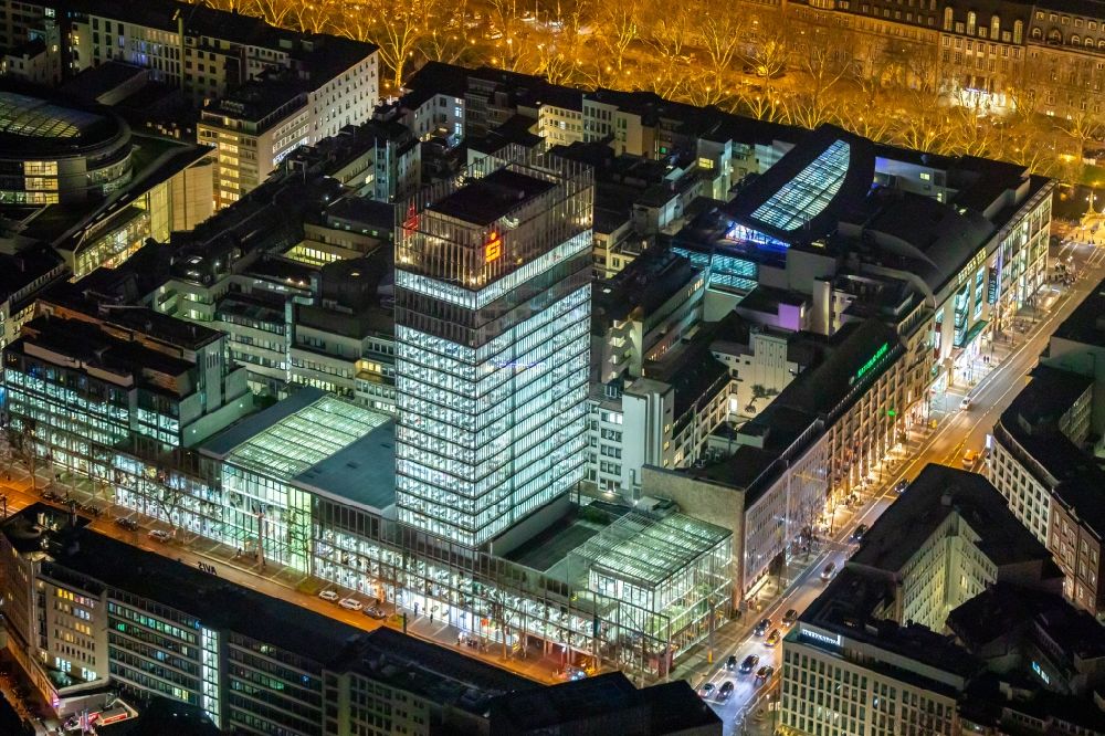 Nachtluftbild Düsseldorf - Nachtluftbild Verwaltungsgebäude des Finanzdienstleistungs- Unternehmens Stadtsparkasse Düsseldorf in Düsseldorf im Bundesland Nordrhein-Westfalen, Deutschland