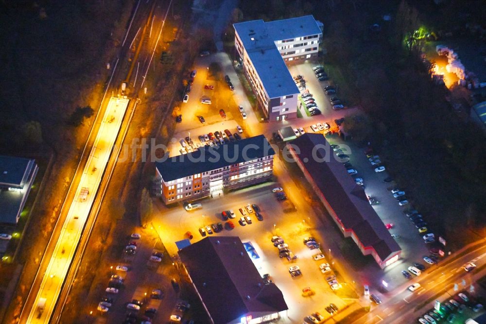 Nachtluftbild Strausberg - Nachtluftbild Verwaltungsgebäude der staatlichen Behörde Agentur für Arbeit in Strausberg im Bundesland Brandenburg, Deutschland