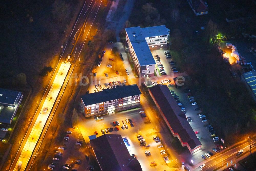 Nacht-Luftaufnahme Strausberg - Nachtluftbild Verwaltungsgebäude der staatlichen Behörde Agentur für Arbeit in Strausberg im Bundesland Brandenburg, Deutschland