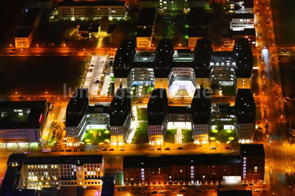 Nachtluftbild Berlin - Nachtluftbild Verwaltungsgebäude des Versicherungs- Unternehmens Allianz Campus Berlin im Ortsteil Adlershof in Berlin, Deutschland