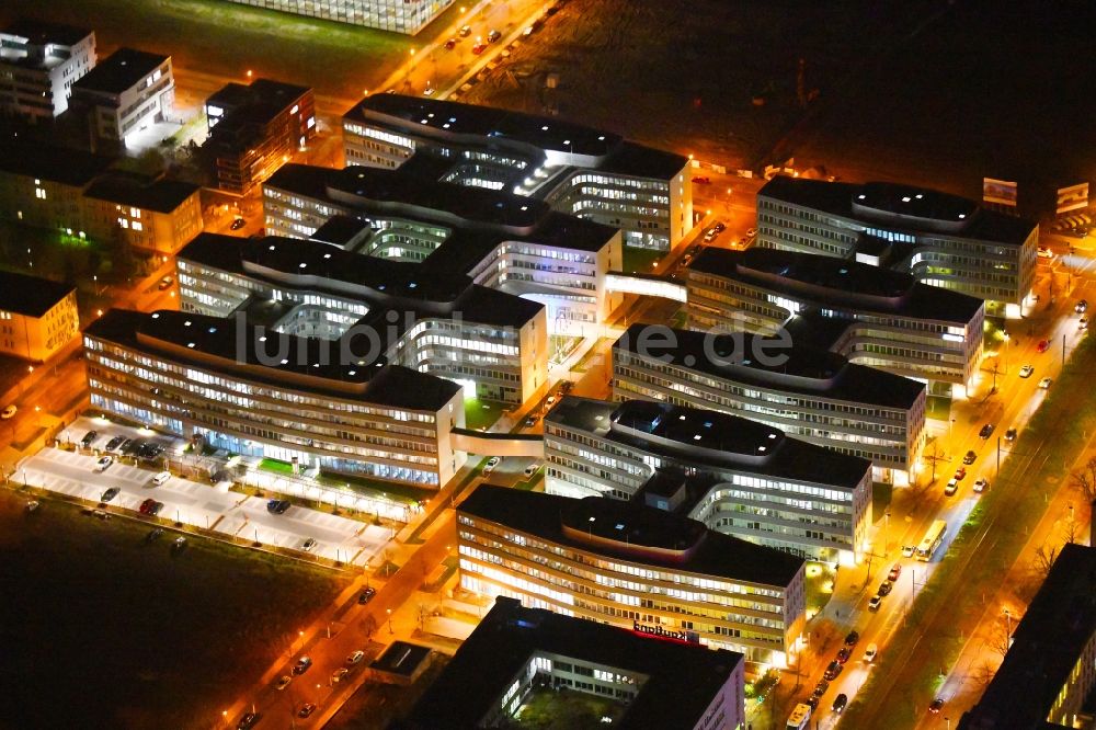 Nacht-Luftaufnahme Berlin - Nachtluftbild Verwaltungsgebäude des Versicherungs- Unternehmens Allianz Campus Berlin im Ortsteil Adlershof in Berlin, Deutschland