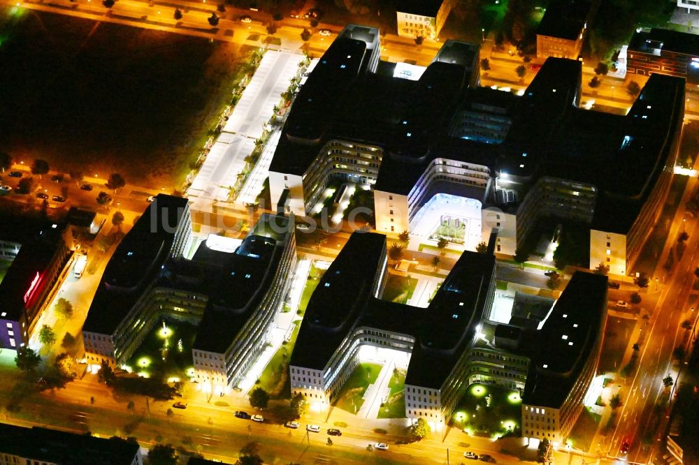 Nacht-Luftaufnahme Berlin - Nachtluftbild Verwaltungsgebäude des Versicherungs- Unternehmens Allianz Campus Berlin im Ortsteil Adlershof in Berlin, Deutschland